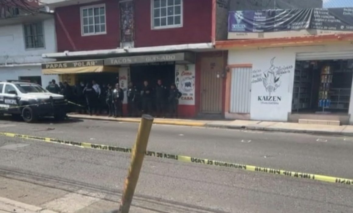 Asesinan a tres hombres mientras comían en un puesto en Nicolás Romero