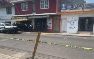 Asesinan a tres hombres mientras comían en un puesto en Nicolás Romero