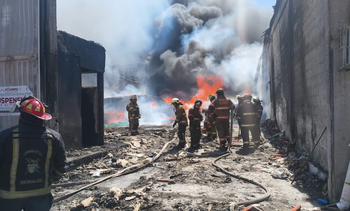 Atienden bomberos de Ecatepec incendio en bodega clausurada