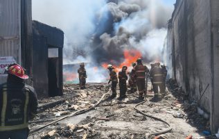 Atienden bomberos de Ecatepec incendio en bodega clausurada