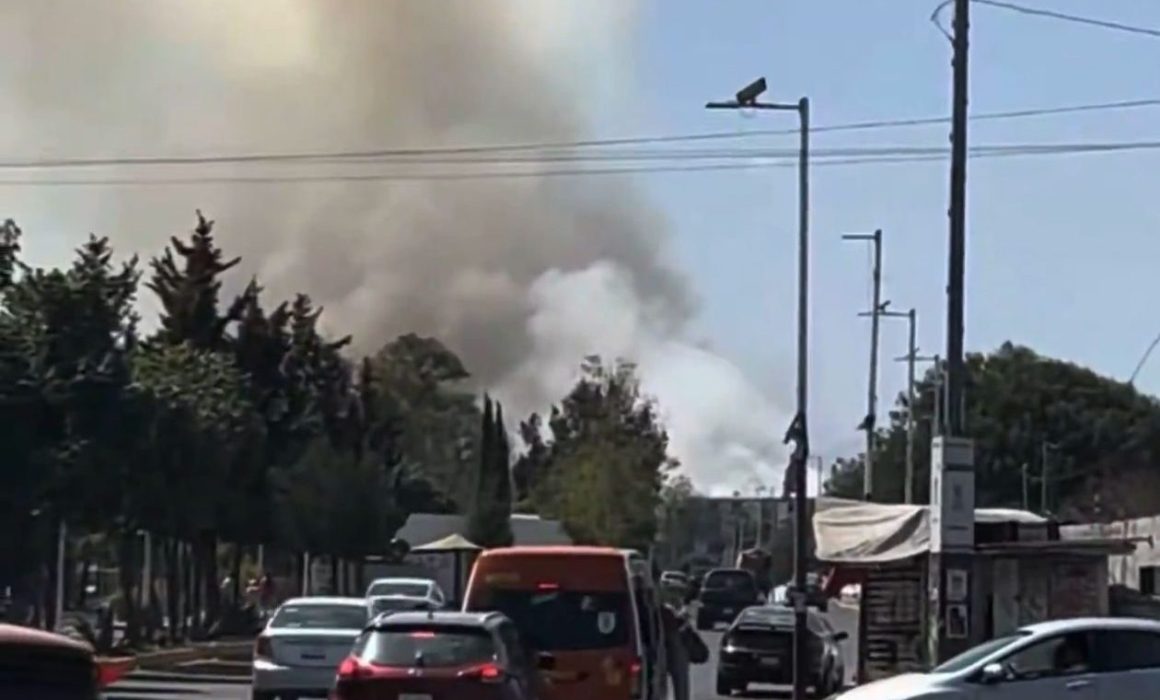 Atienden fuerte incendio en Hogares Atizapán de Zaragoza