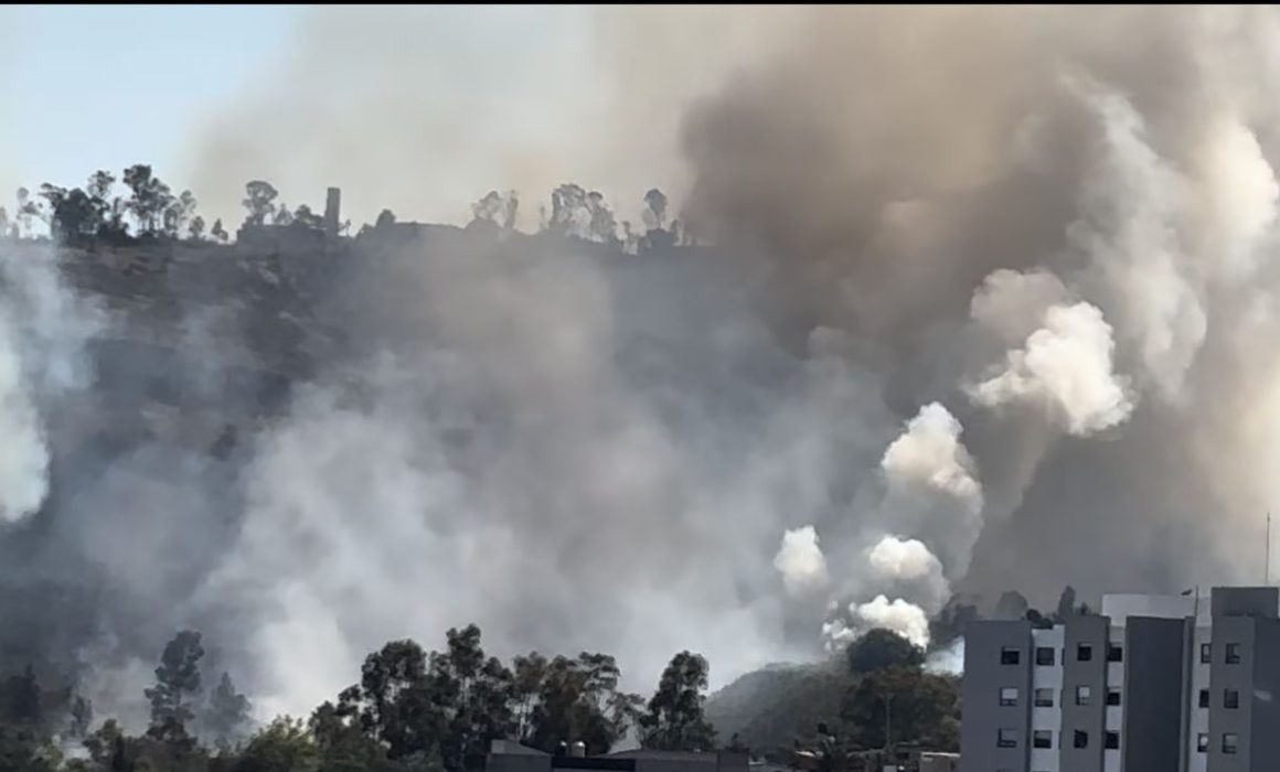 Atienden fuerte incendio en zona de Galerías Atizapán