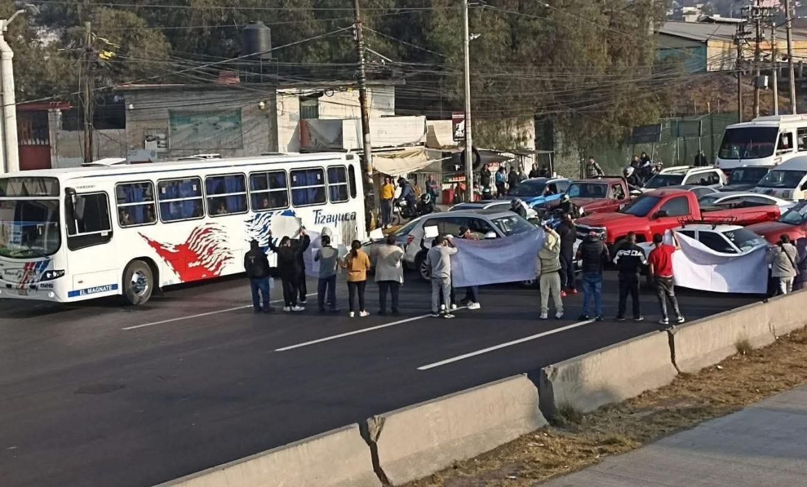 Bloquean México–Pachuca; exigen la búsqueda de una persona