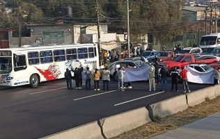 Bloquean México–Pachuca; exigen la búsqueda de una persona