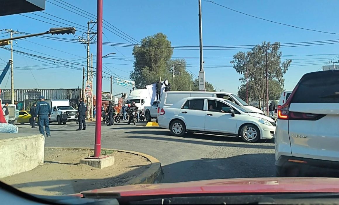 Bloquean motociclistas la México-Texcoco y provocan caos vial