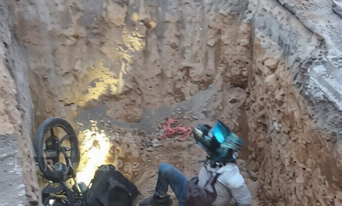 Cae motociclista en obra de drenaje en límites de La Paz e Iztapalapa