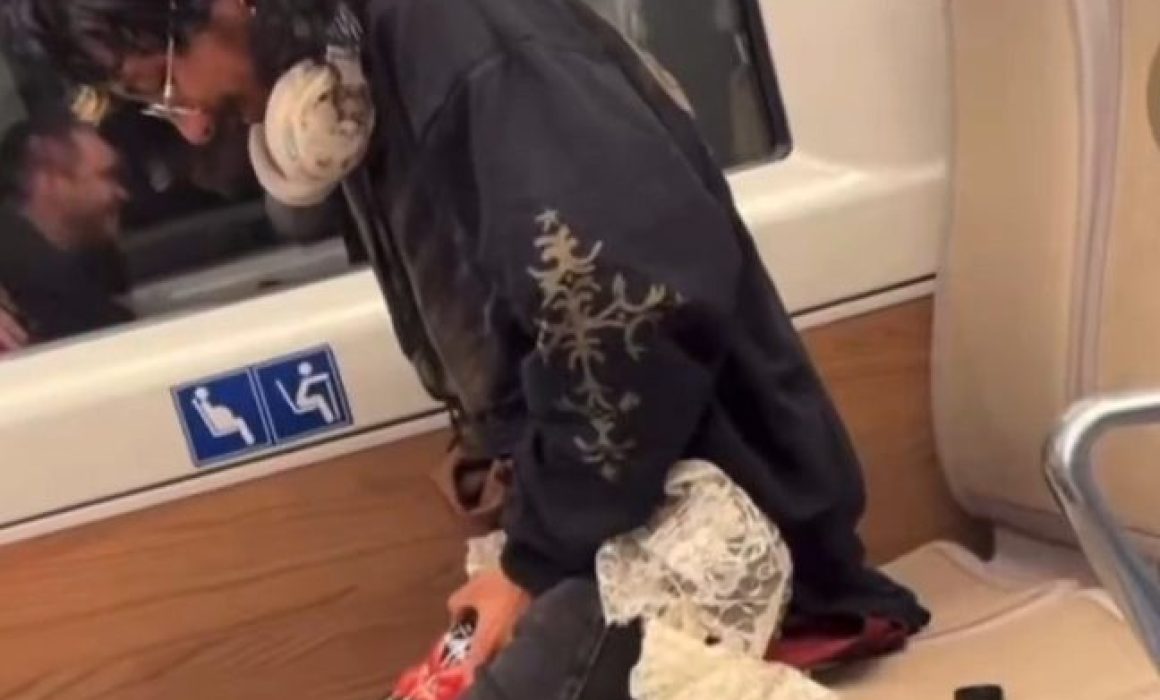 Captan a hombre orinando al interior del Insurgente piden sanciones