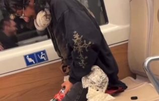 Captan a hombre orinando al interior del Insurgente piden sanciones