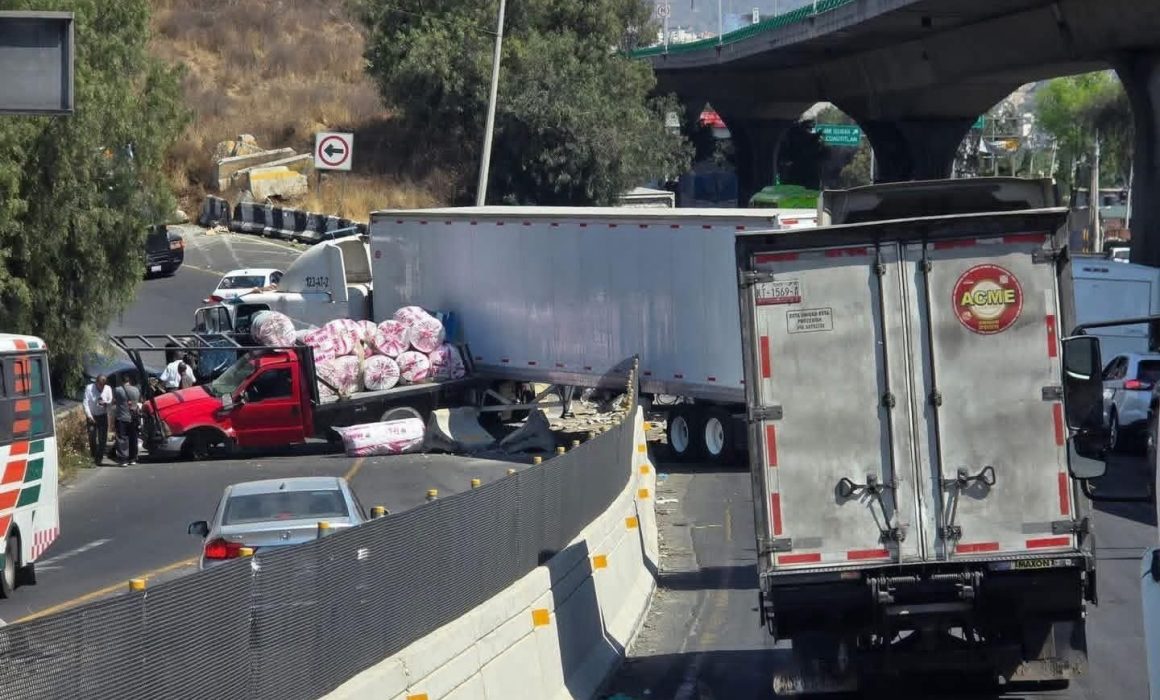 Cierran la México-Querétaro en Izcalli por aparatoso accidente vial