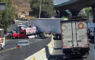 Cierran la México-Querétaro en Izcalli por aparatoso accidente vial