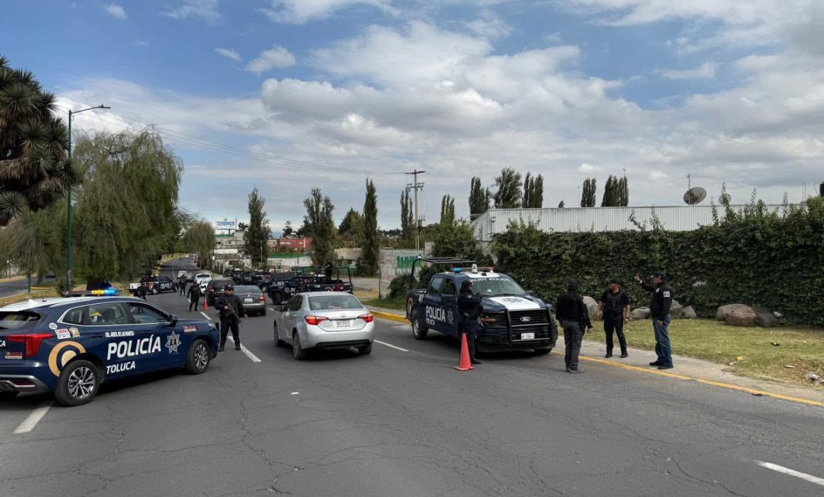 Colapso vial en Toluca por operativos y peregrinaciones