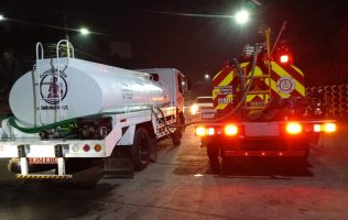 Controlan incendio en Jardines del Recuerdo tras horas de combate