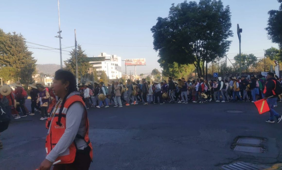 Cruzan por Toluca miles de peregrinos en camino al santuario de Chalma