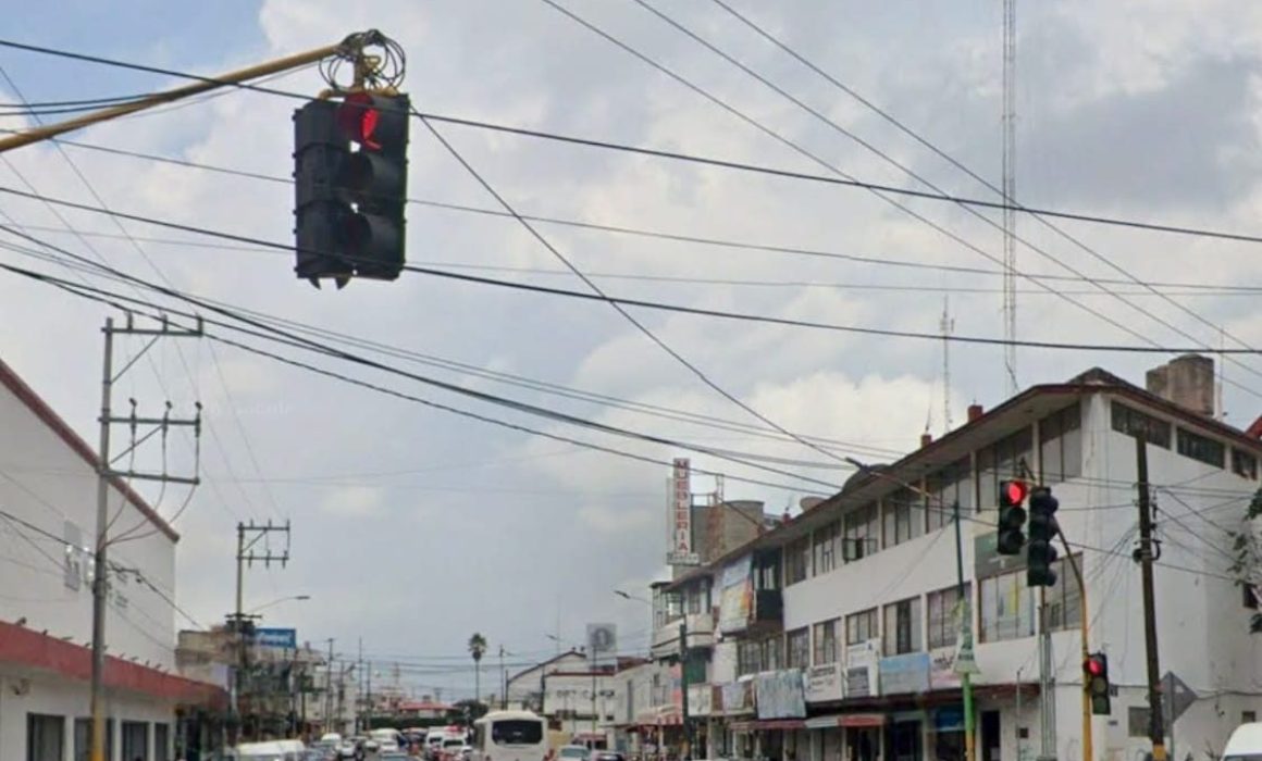 Denuncian riesgo de accidentes por semáforos descompuestos en Amecameca