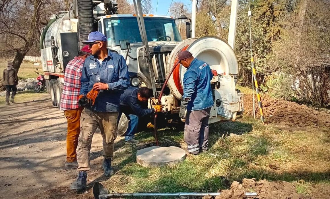 Desazolvan drenaje y limpian calles en comunidades de Tianguistenco