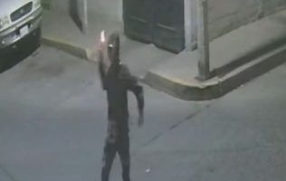 Detienen a joven por incendiar camioneta en calles de Ecatepec