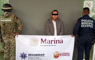 Detienen en Ecatepec a sujeto con 15 tarjetas bancarias en Plaza Aragón
