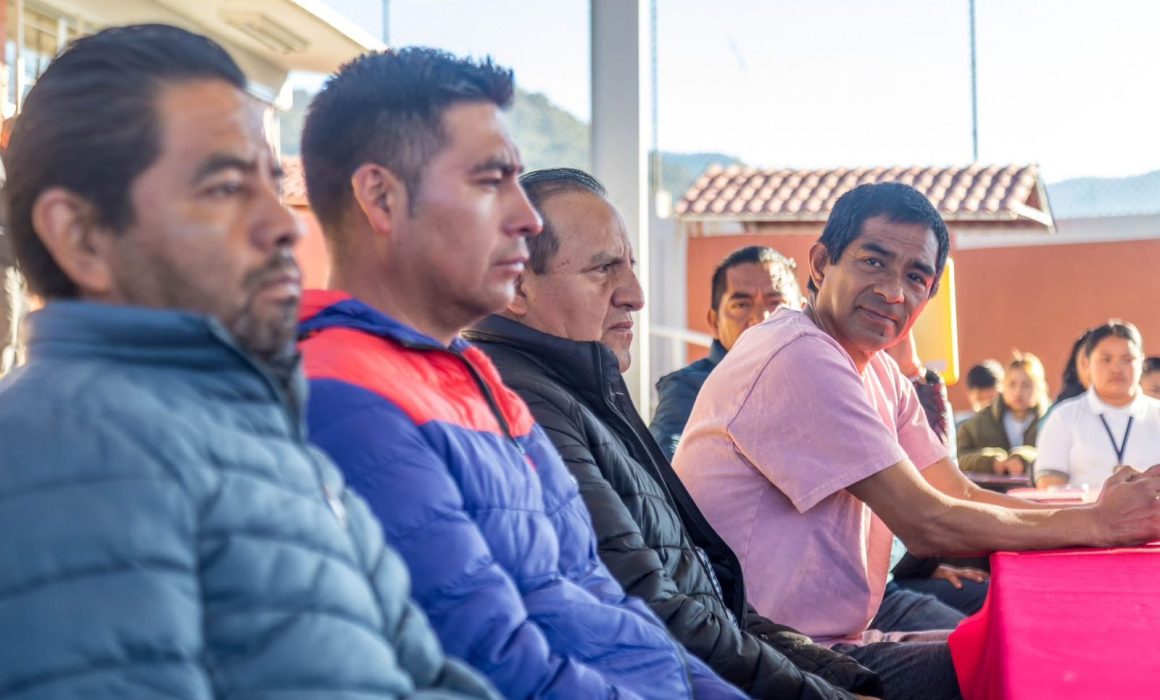 Difunde Dionicio Cerón cultura del maratón en escuela de Tianguistenco