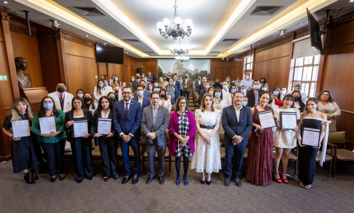 Egresan de UAEMex especialistas en Medicina de Rehabilitación