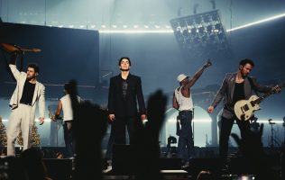 Encabezan Jonas Brothers, Gloria Trevi y Kenia Os cartel de Emblema 2026
