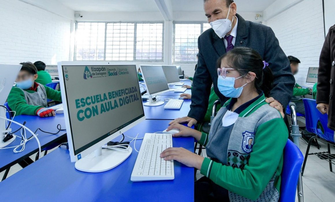 Entrega Atizapán nueva Aula Digital en primaria Carlos Hank