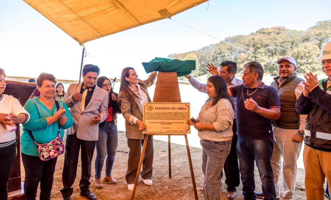 Entrega Erika Olea barda perimetral en Telebachillerato de San Lorenzo