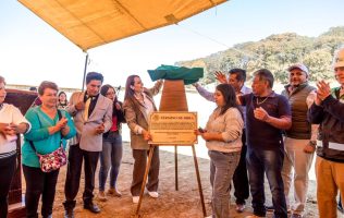 Entrega Erika Olea barda perimetral en Telebachillerato de San Lorenzo