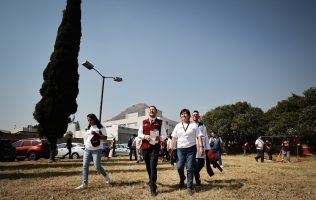 Entrega ISSSTE equipo médico a clínica de Xalostoc Edomex