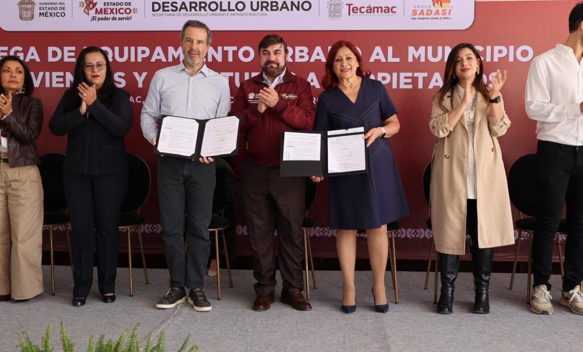 Entrega Rosi Wong viviendas y escuelas en Paseos del Bosque II