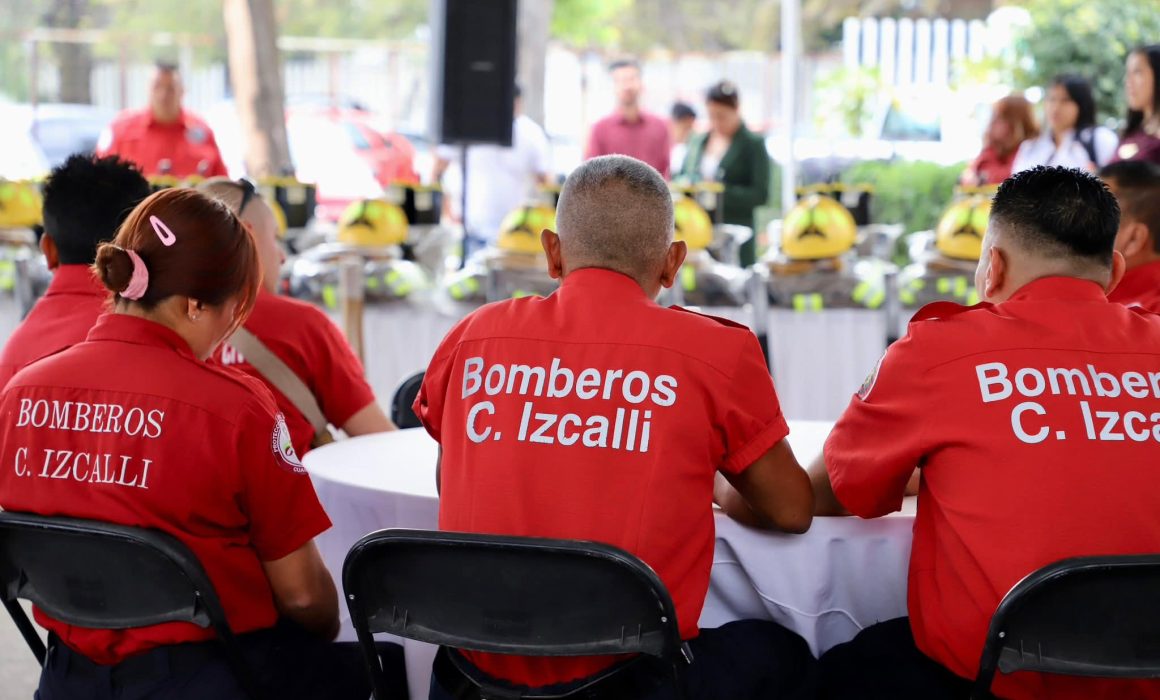 Entrega alcalde de Cuautitlán Izcalli equipo de protección a bomberos