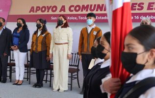 Entrega alcaldesa instrumentos a banda de guerra en Tecámac