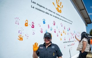 Entregan autoridades mural en San Pablo Autopan conmemorativo al 25N