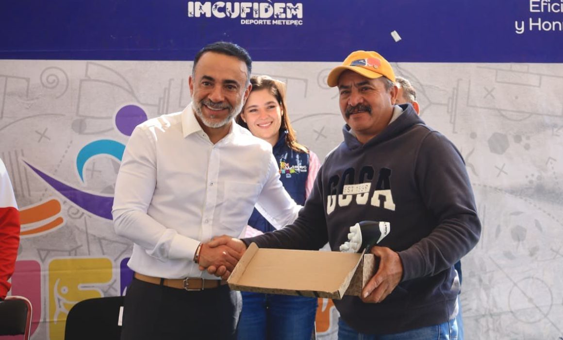 Entregan en Metepec más de 150 zapatos deportivos a jóvenes talentosos