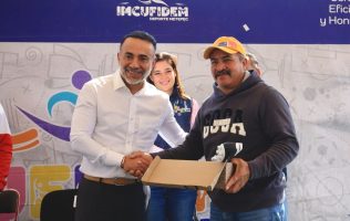 Entregan en Metepec más de 150 zapatos deportivos a jóvenes talentosos
