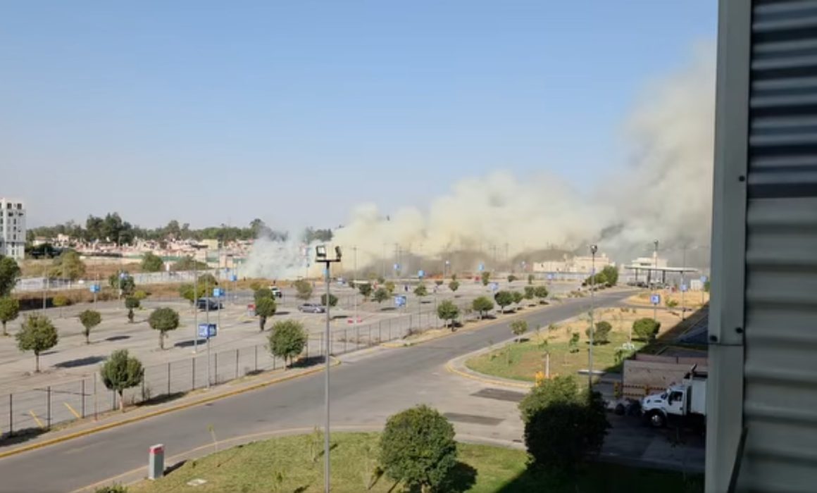 Evacúan Plaza Cosmopol en Coacalco por incendio de pastizal cercano