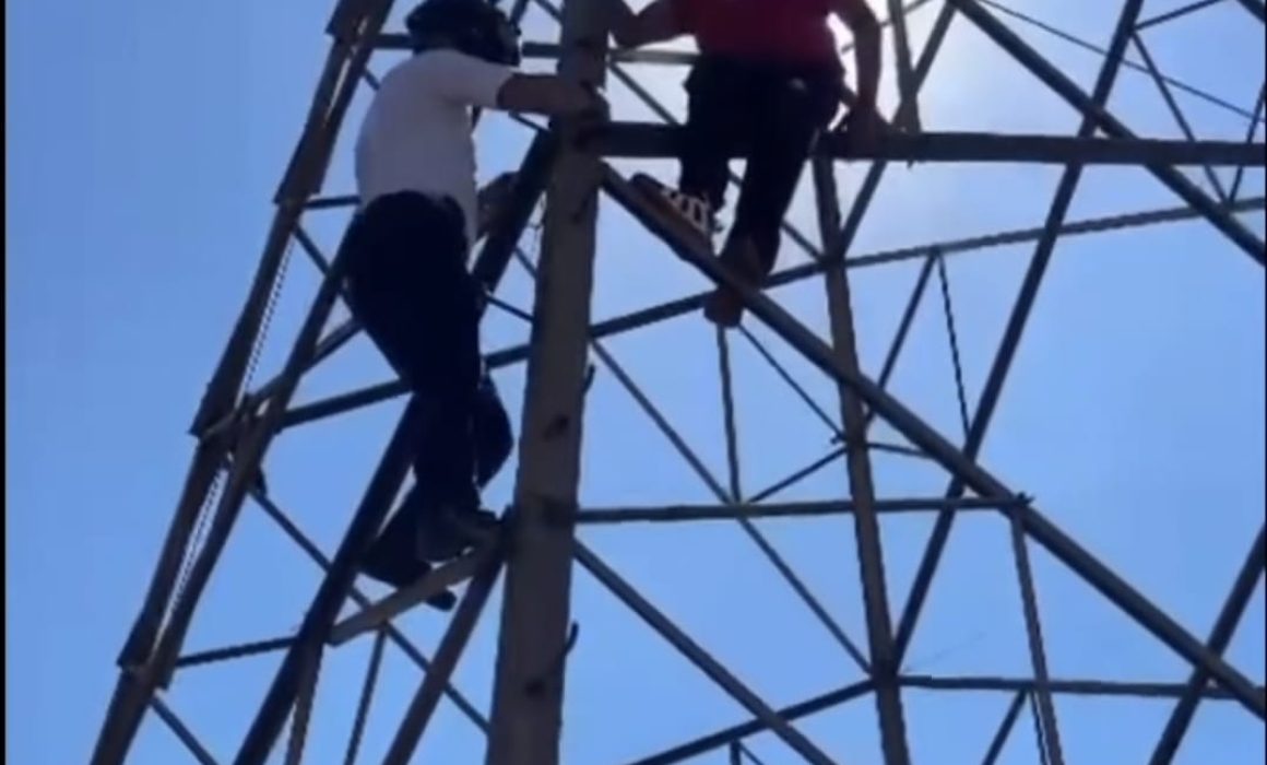 Evita policías suicidio en torre de alta tensión en Ecatepec