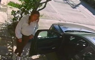 Exhiben a Lady Basura, mujer que tiene su propio tiradero clandestino