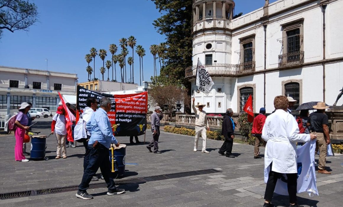 Exigen académicos de la UACh aumento salarial y respeto laboral