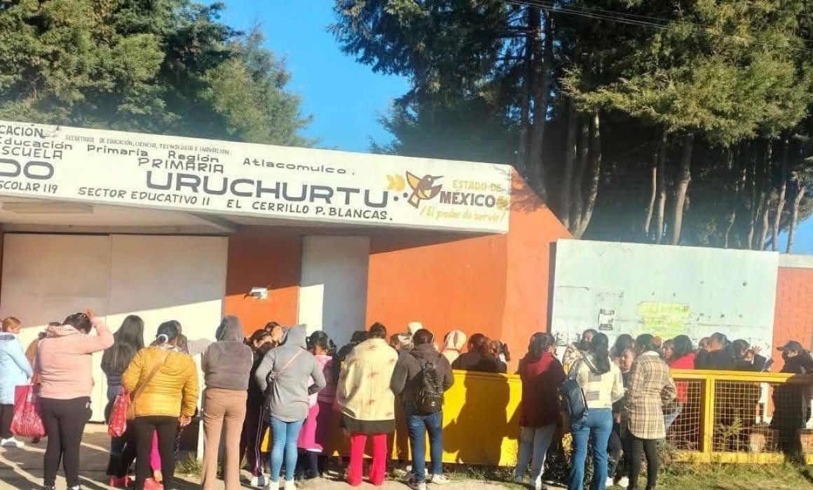 Exigen salida de maestros de primaria en Toluca por romance con madres