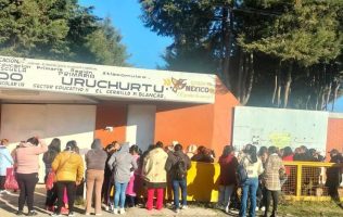 Exigen salida de maestros de primaria en Toluca por romance con madres