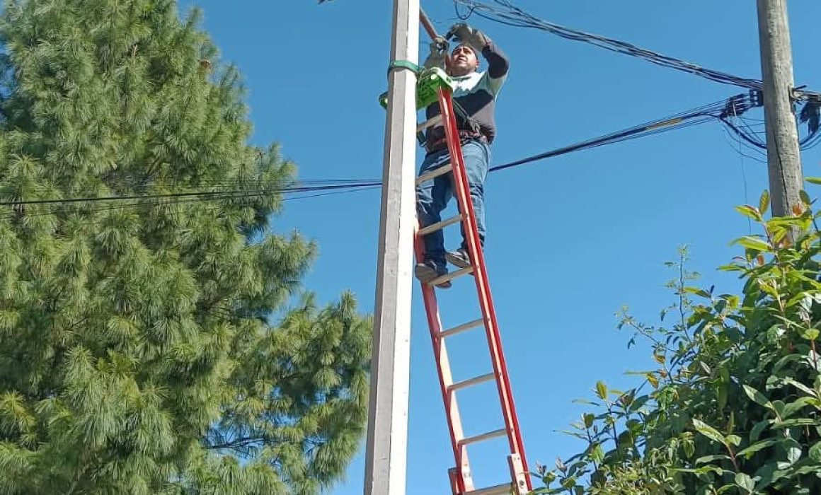 Fortalece Ayuntamiento de Jilotzingo alumbrado en San Miguel Tecpan