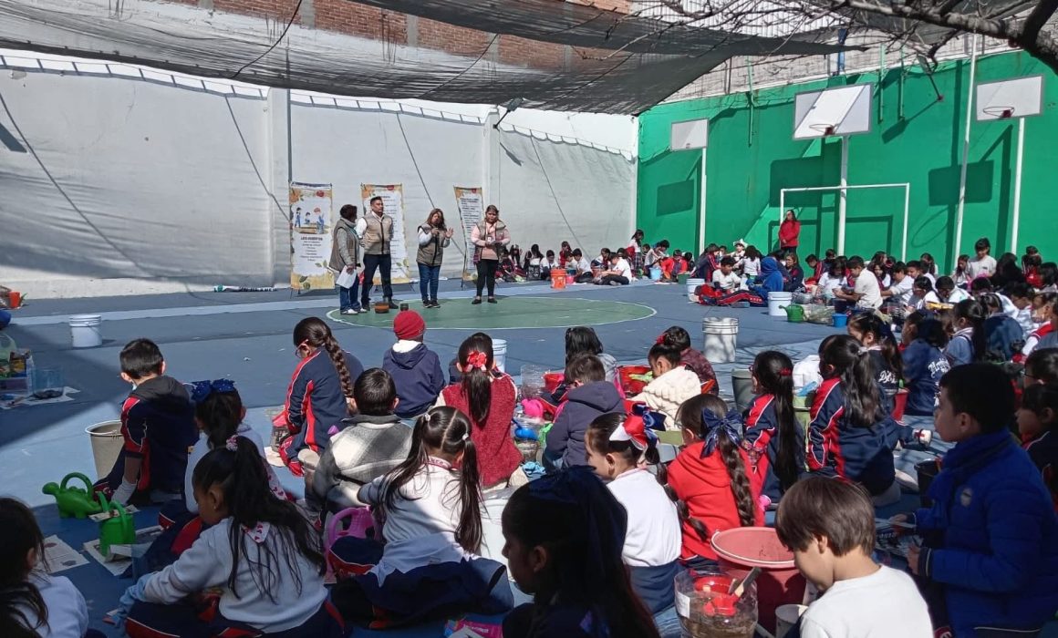 Fortalecen conciencia ecológica en taller de cultivo de fresa en Atizapán