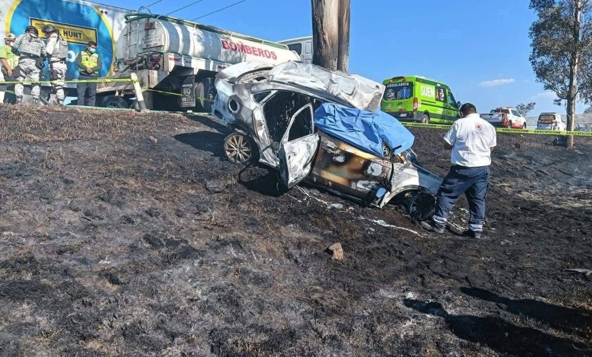 Impactan auto contra árbol y mueren calcinados en Jocotitlán