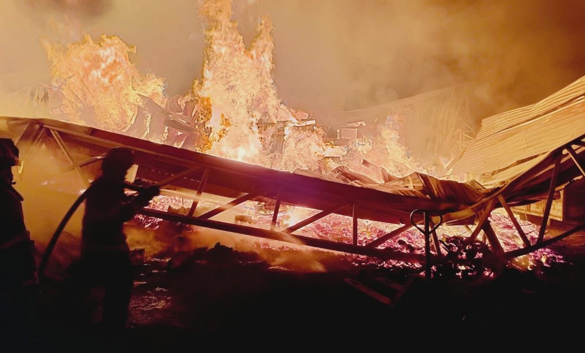 Incendio consume depósito de madera en zona otomí de Toluca