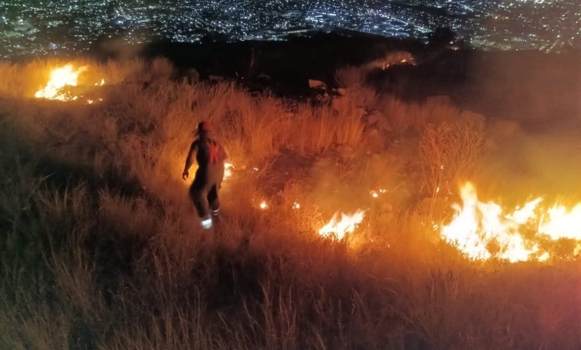 Incendio de pastizal en Tlalnepantla moviliza cuerpos de emergencia