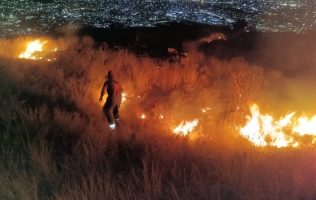 Incendio de pastizal en Tlalnepantla moviliza cuerpos de emergencia