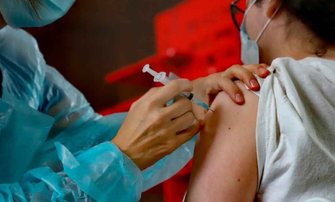 Incentiva UAEMéx campaña de vacunación para cuidar la salud