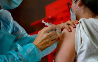 Incentiva UAEMéx campaña de vacunación para cuidar la salud