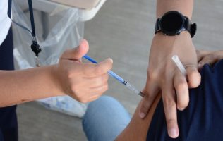 Instalan módulos de vacunación contra sarampión en Tlalnepantla