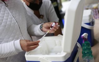 Intensifican vacunación en Edomex ante sarampión y falta de biológicos